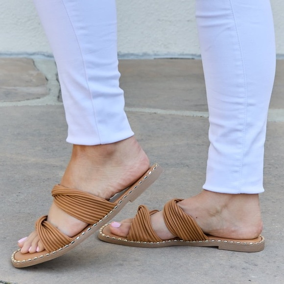 Twisted Strap Open Toe Deluxe Sandals - Picture 4 of 5